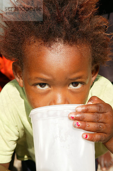 Kind trinkt  Kapstadt  Südafrika