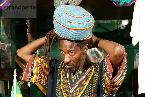presse officer der Rasta Marcus-Garvey-Community probiert eine neue Kopfbedeckung  Kapstadt  Südafrika