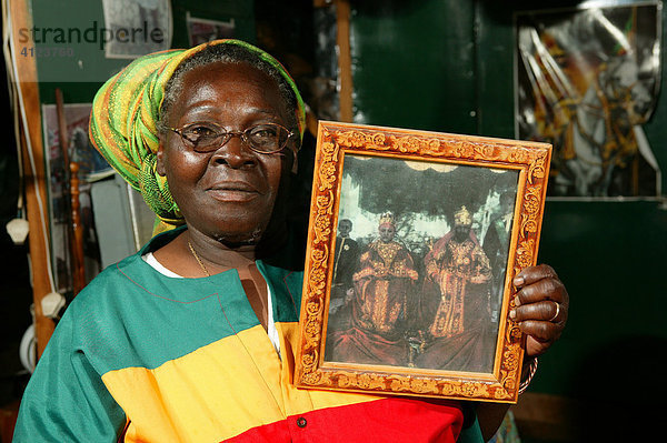Die Vorsitzende der Rasta Marcus-Garvey-Community mit dem Königsbild von Heile Selassie  Kapstadt  Südafrika