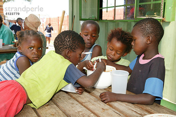 Kinder beim Essen in einer Suppenküche  Kapstadt  Südafrika