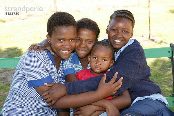 Schüler in Uniform mit kleinem Jungen  Kapstadt  Südafrika