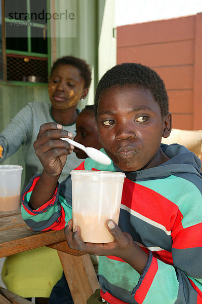 Kinder beim Essen in einer Suppenküche  Kapstadt  Südafrika