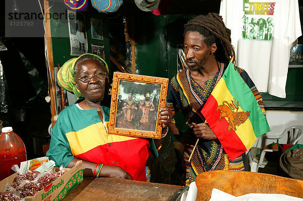 Die Vorsitzende und der presse officer der Rasta Marcus-Garvey-Community mit dem Königsbild von Heile Selassie  Kapstadt  Südafrika