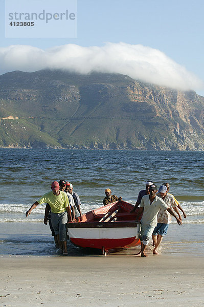 Fischer in der Hout Bay  ziehen Boot an Strand  Kapstadt  Südafrika