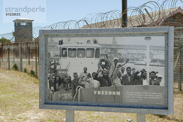 Informationstafeln über die Lebensbedingungen auf der ehemaligen Gefängnisinsel Robben Island  Südafrika