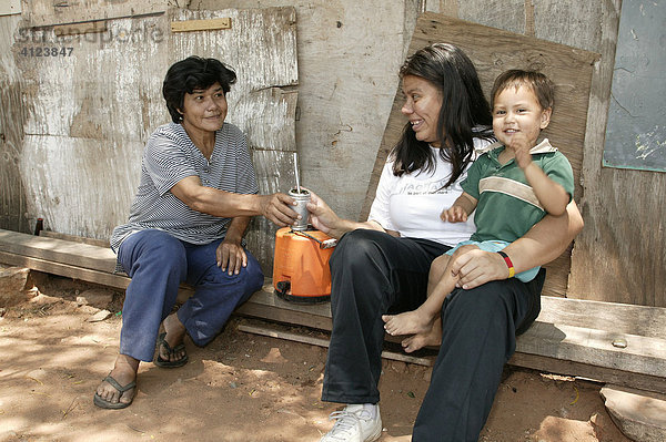 Guarani trinkt Mate Tee aus einem caiqua vor der Hütte    im Armenviertel Chacarita  Asuncion  Paraguay  Südamerika