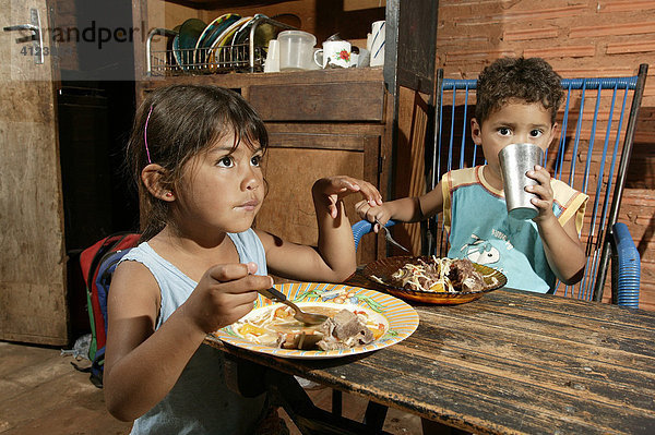 Guarani Kinder beim Essen    im Armenviertel Chacarita  Asuncion  Paraguay  Südamerika