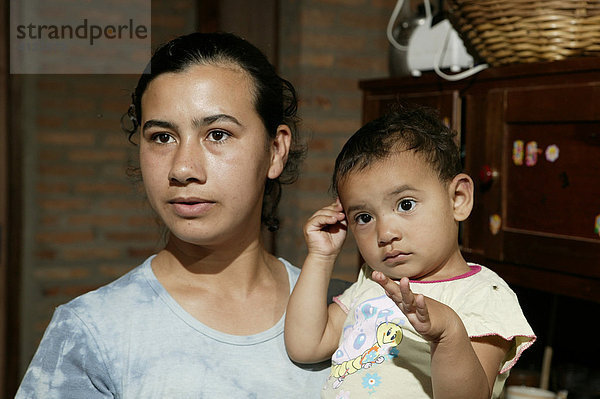 Frau mit Kleinkind in der Küche  Comunidad 18 de Agosto  Paraguay  Südamerika