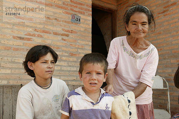 Großmutter und Enkel vor dem Haus  Comunidad 18 de Agosto  Paraguay  Südamerika