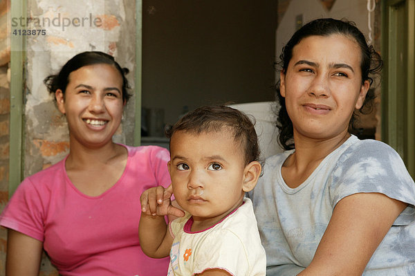 Zwei Frauen mit Kind  im Armenviertel Chacarita  Asuncion  Paraguay  Südamerika