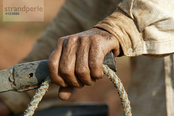Landarbeiter  Hand hält den Pflug und die Zügel  Paraguay  Südamerika