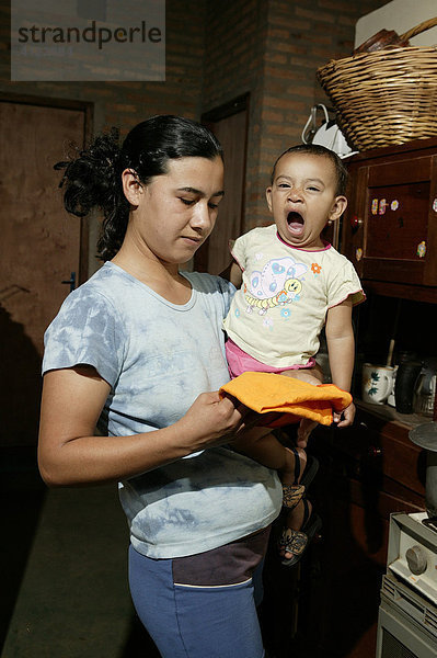 Frau mit gähnendem Kind  Paraguay  Südamerika