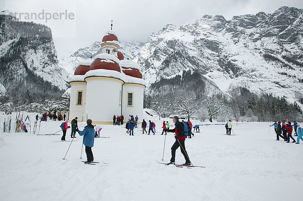 St. Bartholomä am zugefrorenen Königssee  Skilangläufer  Berchtesgadener Land  Oberbayern  Deutschland