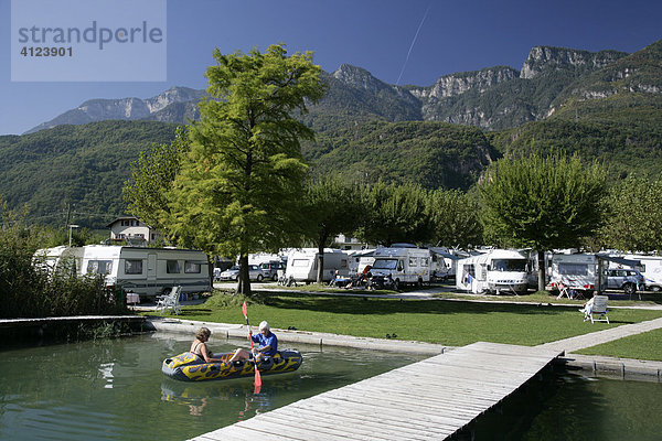 Rentnerpaar im Schlauchboot auf dem Kalterer See  Campingplatz  Südtirol  Italien