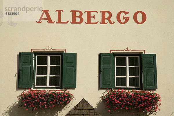 Zwei Fenster mit Geranien  Gasthof  Südtirol  Italien