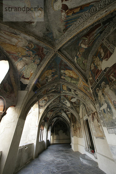 Domkreuzgang in Brixen  Arkaden und Gewölbe mit Fresken  Südtirol  Italien