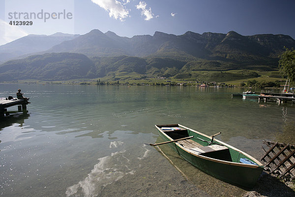 Ruderboot am Kalterer See  Berge  Südtirol  Italien