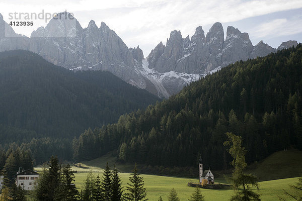 Kapelle St. Johann vor den Geislerspitzen  Ranui  Villnößtal  Dolomiten  Südtirol  Italien