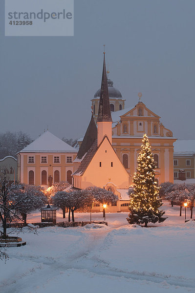 Gnadenkapelle mit Weihnachtsbaum  Altötting bei Schnee  Oberbayern  Deutschland