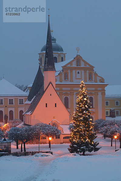Gnadenkapelle mit Weihnachtsbaum  Altötting bei Schnee  Oberbayern  Deutschland