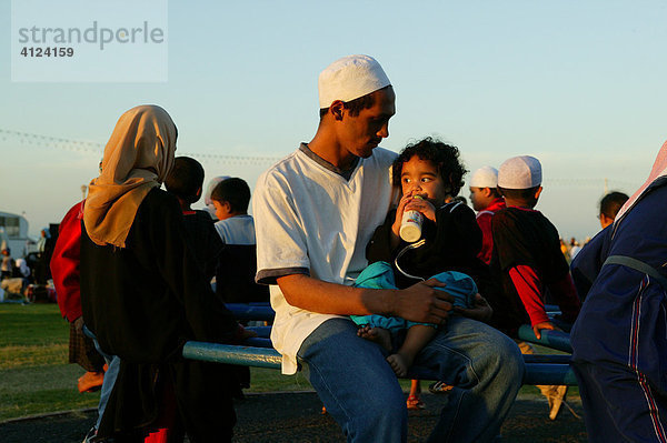 Vater und Sohn auf dem Karussell  Islamisches Fest  Kapstadt  Südafrika