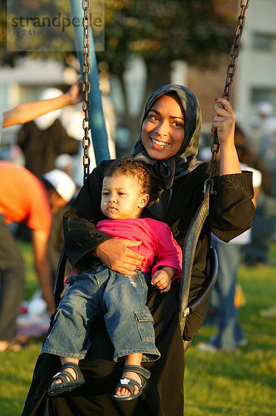 Mutter schaukelt mit ihrem Kind  Islamisches Fest  Kapstadt  Südafrika