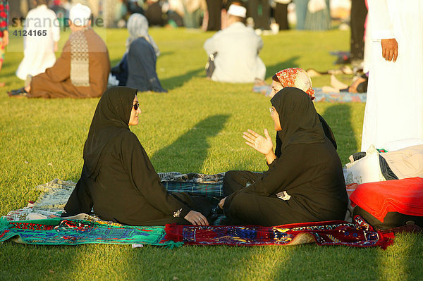 Frauen sitzen auf einer Decke im Rasen  Islamisches Fest  Kapstadt  Südafrika