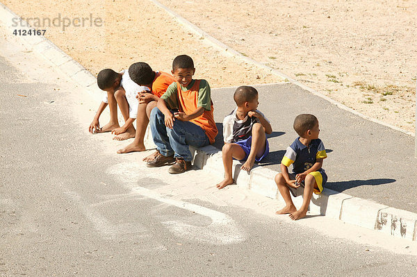 Kinder sitzen am Straßenrand  Township  Kapstadt  Südafrika