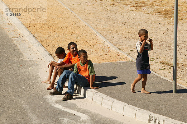 Kinder sitzen und spielen am Straßenrand  Township  Kapstadt  Südafrika