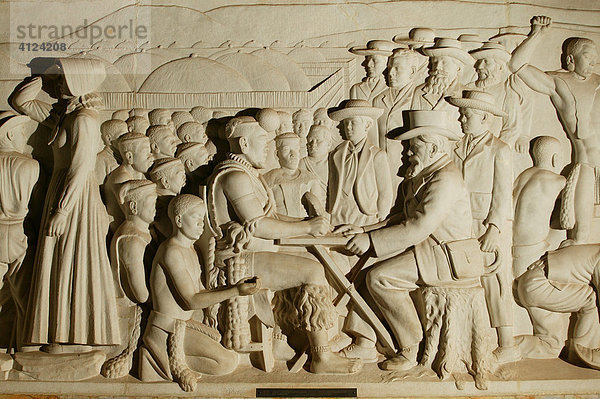 Marmorfries im Voortrekker-Denkmal stellen Ereignisse aus der Zeit des Großen Treks dar  Pretoria  Südafrika