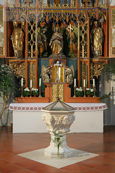 Altar mit Taufbecken von Papst Benedikt XVI.  St. Oswald Kirche  Marktl  Oberbayern  Bayern  Deutschland