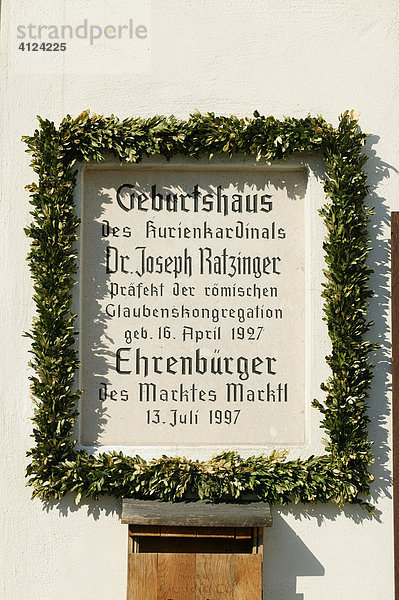 Ehrentafel am Geburtshaus von Papst Benedikt  Marktl  Oberbayern  Bayern  Deutschland