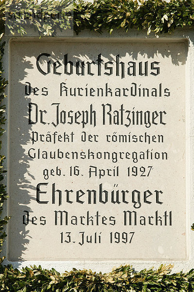 Ehrentafel am Geburtshaus von Papst Benedikt  Marktl  Oberbayern  Bayern  Deutschland