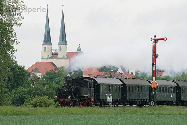 Historische Dampflokomotive  im Hintergrund die Stiftspfarrkirche  Oberbayern  Bayern  Deutschland