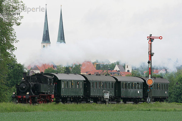 Historische Dampflokomotive  im Hintergrund die Stiftspfarrkirche  Oberbayern  Bayern  Deutschland
