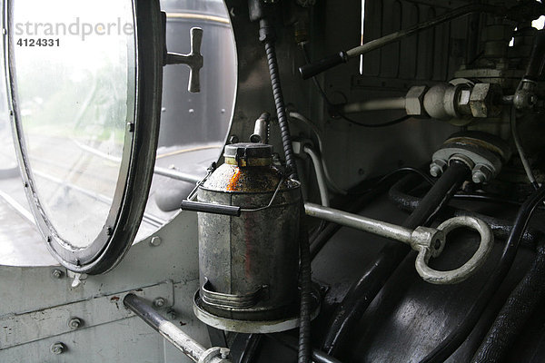 Ölkanne am Fenster einer historischen Dampflokomotive