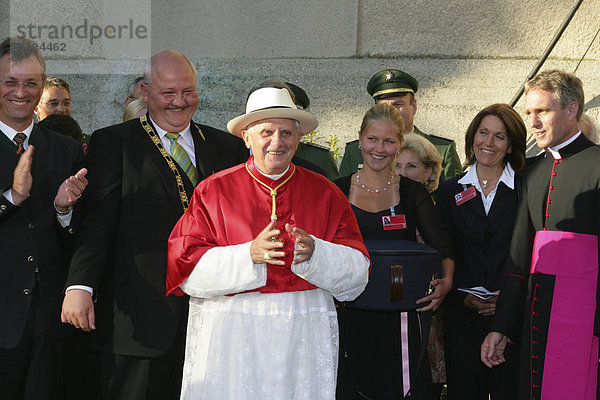 Papst Benedikt XVI. trägt einen Panamahut  Gruppenfoto  Altötting  Oberbayern  Bayern  Deutschland