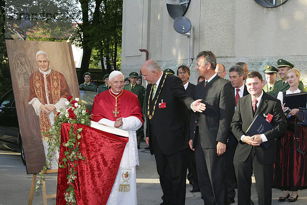 Papst Benedikt XVI. mit Prominenz vor seinem Gemälde während Besuch in Altötting  Oberbayern  Bayern  Deutschland
