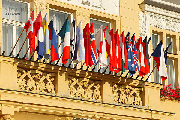 Hotel Zvon Fassade mit internationaler Beflaggung in Budweis  Ceske Budejovice  Böhmen  Tschechien