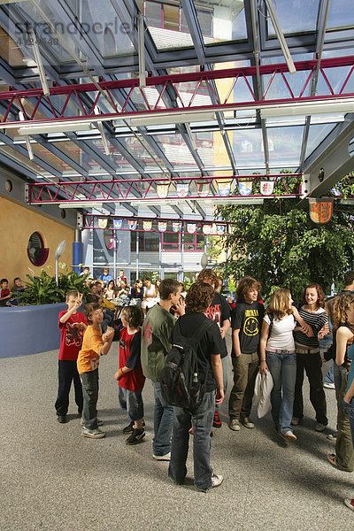 Schüler in der Pausenhalle einer modernen Schule  Waldkraiburg  Oberbayern  Bayern  Deutschland