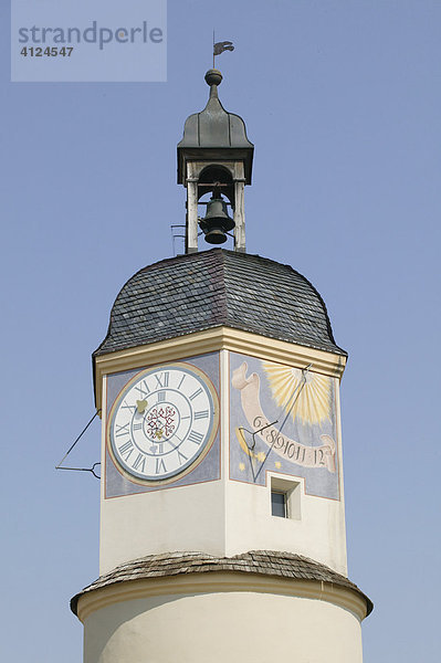 Sonnenuhr und Uhr an einem Turm  Burghausen  Oberbayern  Bayern  Deutschland