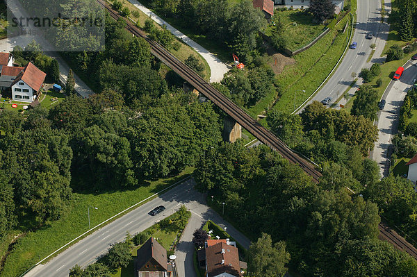 Eisenbahnschiene führt über eine Straße  Niederbayern  Bayern  Deutschland
