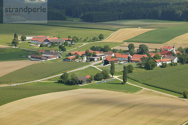 Ländliche Siedlung umgeben von Agrarlandschaft  Niederbayern  Bayern  Deutschland