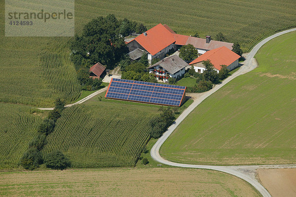 Vierseithof mit Solaranlage  Oberbayern  Bayern  Deutschland