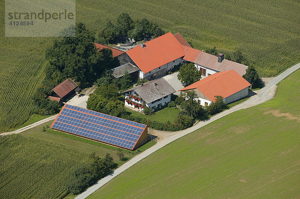 Vierseithof mit Solaranlage  Oberbayern  Bayern  Deutschland