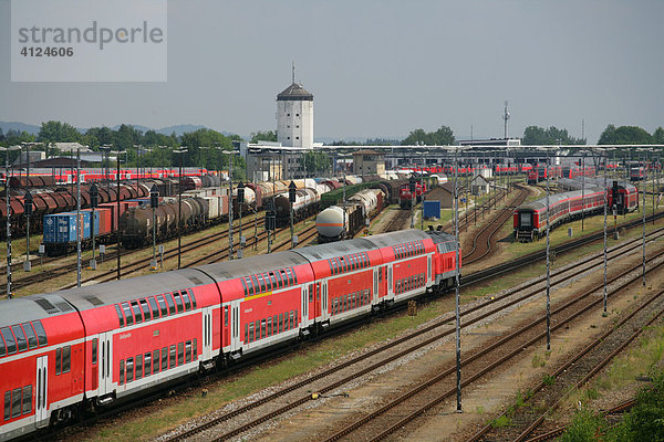 Personenzug mit Güterzügen  Mühldorf am Inn  Oberbayern  Bayern  Deutschland