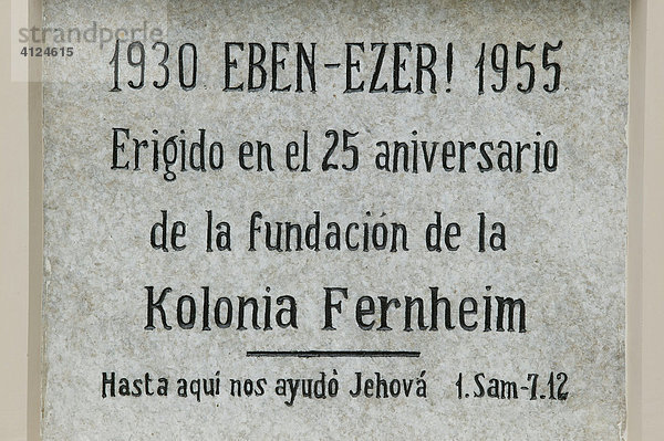 Gedenktafel der Kolonia Fernheim in Filadelfia  Stadt der Mennoniten-Glaubensgemeinschaft  Chaco  Paraguay  Südamerika