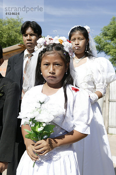 Brautpaar und Blumenmädchen  Indio Hochzeit  Loma Plata  Chaco  Paraguay  Südamerika