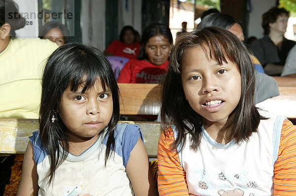 Zwei Indio-Mädchen  Loma Plata  Chaco  Paraguay  Südamerika