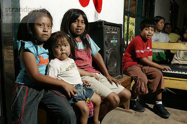 Indiokinder sitzen neben einem Verstärker  Loma Plata  Chaco  Paraguay  Südamerika